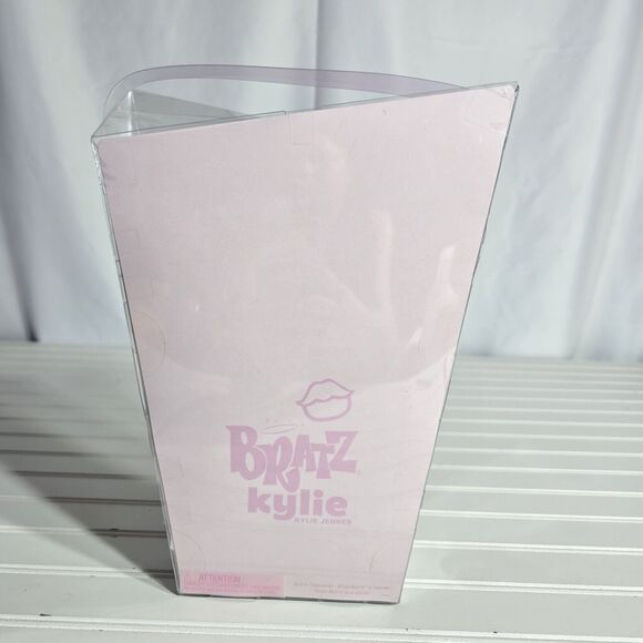 NEW Bratz x Kylie Jenner Day Fashion Doll with Accessories and Poster Toy - Picture 3 of 6